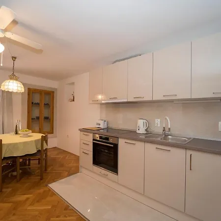 Sunny Town アパート コルチュラ